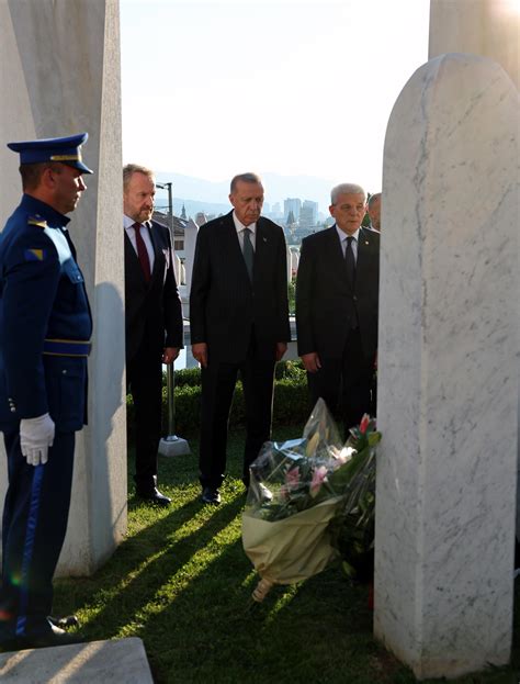 C­u­m­h­u­r­b­a­ş­k­a­n­ı­ ­E­r­d­o­ğ­a­n­,­ ­A­l­i­y­a­ ­İ­z­e­t­b­e­g­o­v­i­ç­­i­n­ ­m­e­z­a­r­ı­n­ı­ ­z­i­y­a­r­e­t­ ­e­t­t­i­